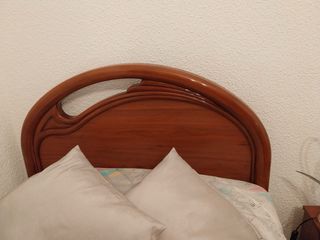 2 camas individuales y mesilla de noche