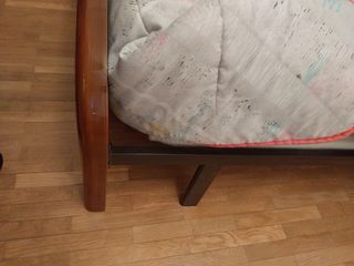 2 camas individuales y mesilla de noche