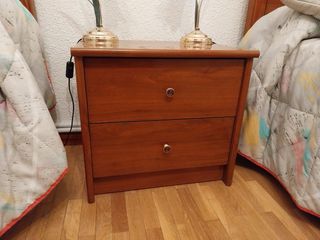 2 camas individuales y mesilla de noche