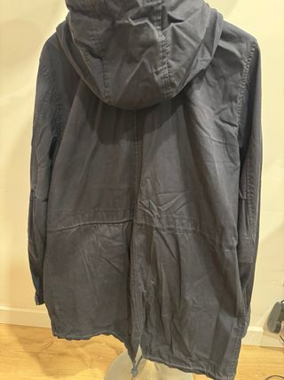 Parka azul Guess con capucha