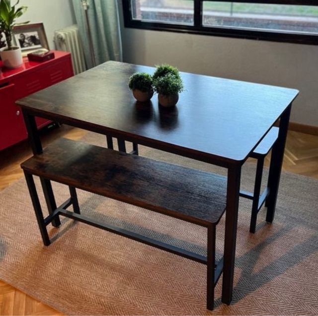 tavolo da pranzo e panche in legno e ferro