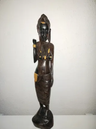 Boneca africana de madeira