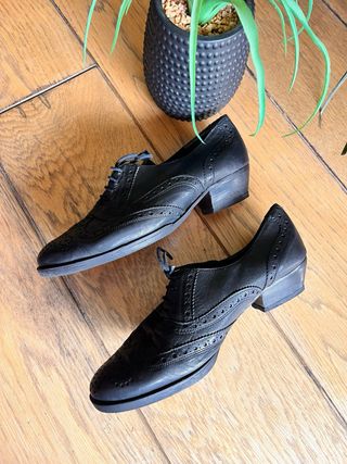 Zapatos de cuero negro para bailes tradicionales 