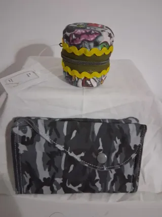 Cartera doble con estampados varios