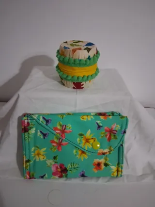 Cartera doble con estampados varios