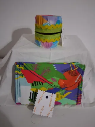 Cartera doble con estampados varios