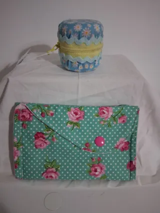 Cartera doble con estampados varios