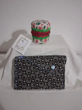 Cartera doble con estampados varios