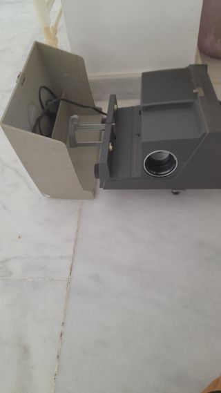 Proyector de diapositivas y 15 cajas