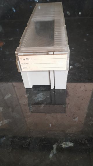 Proyector de diapositivas y 15 cajas