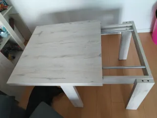 Mesa de comedor madera beige y blanca