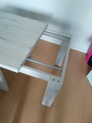 Mesa de comedor madera beige y blanca