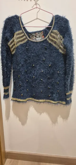 Jersey azul con detalles dorados y tachuelas