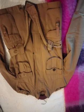 Parka marrón con cinturón y bolsillos