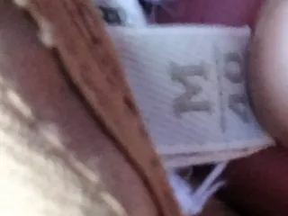 Parka marrón con cinturón y bolsillos