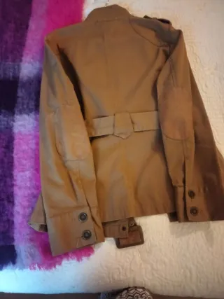Parka marrón con cinturón y bolsillos