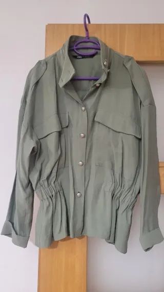 Chaqueta Zara verde con detalle hombros