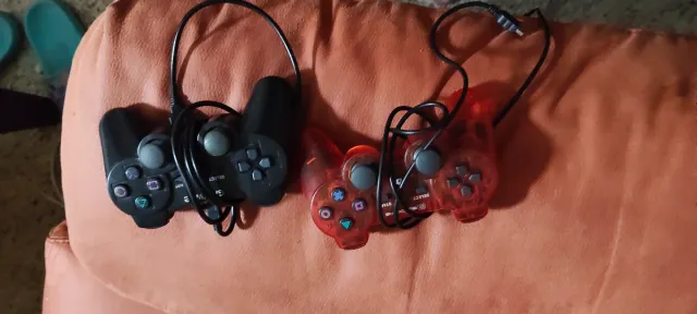 Consola PS3 con 2 mandos (negro y rojo)