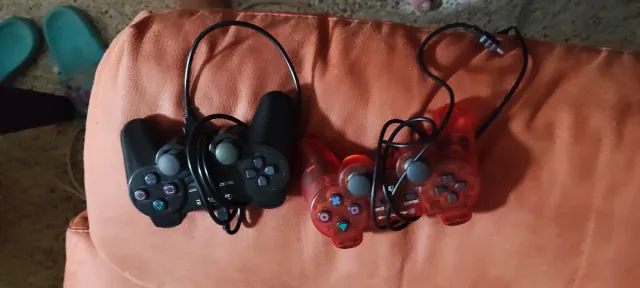 Consola PS3 con 2 mandos (negro y rojo)