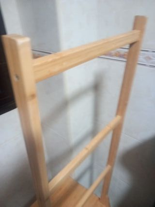 Silla perchero de bambú.