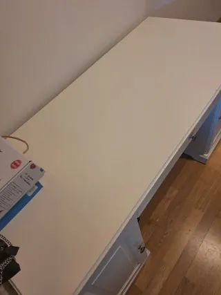 Escritorio blanco con cajón y puertas