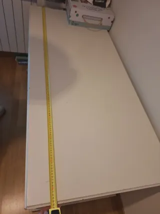 Escritorio blanco con cajón y puertas