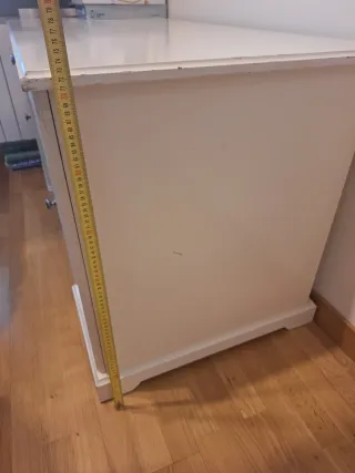 Escritorio blanco con cajón y puertas