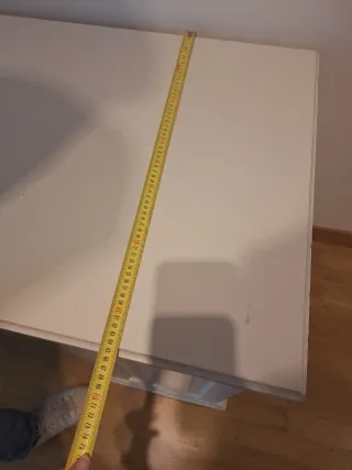 Escritorio blanco con cajón y puertas