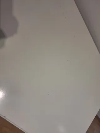 Escritorio blanco con cajón y puertas