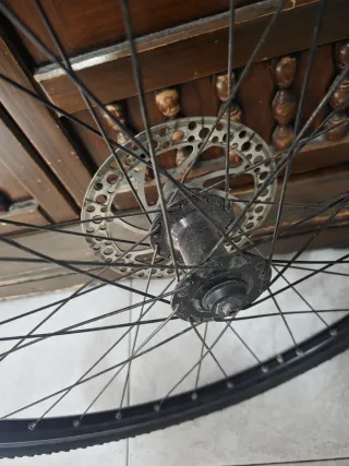 Rueda Delantera 700 28/29  detalle  de fábrica