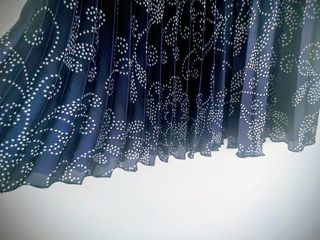 Falda larga plisada Zara azul y blanca