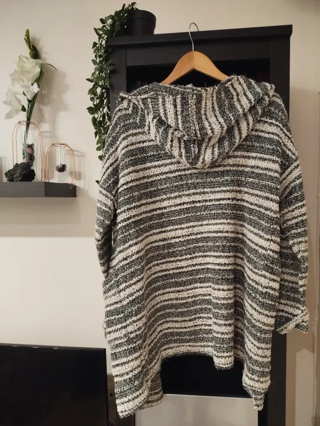 Chaquetón de punto gris y blanco