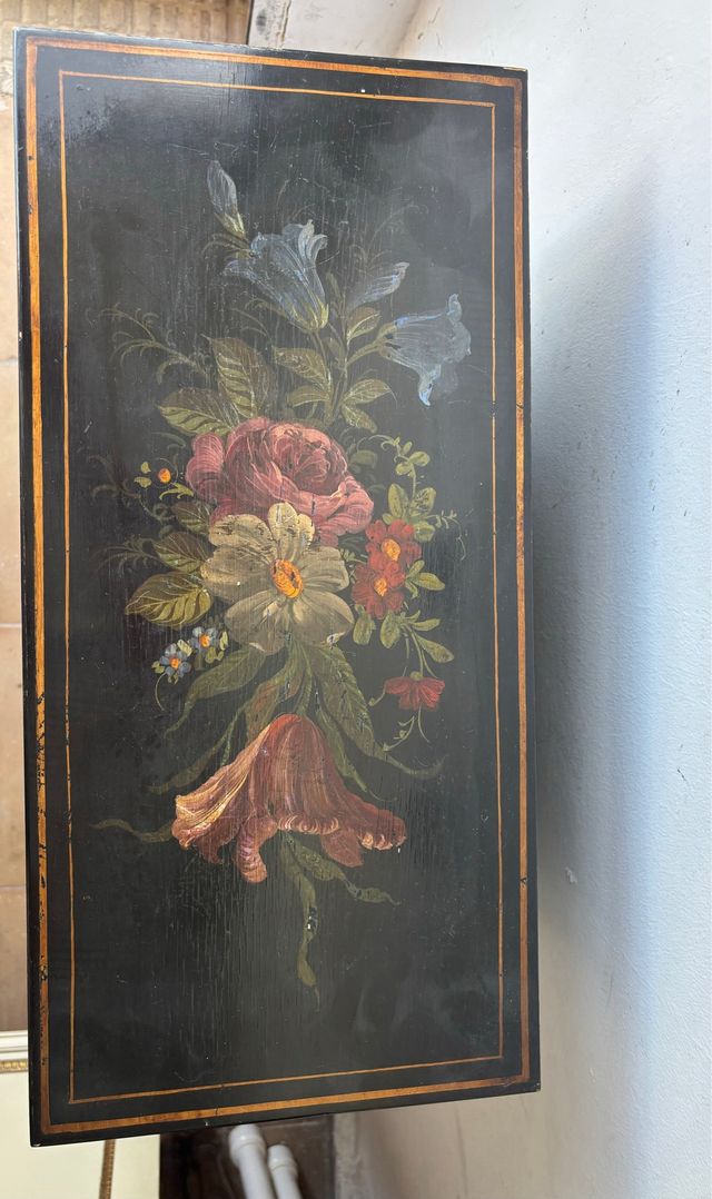 Cubreradiador negro con detalles dorados