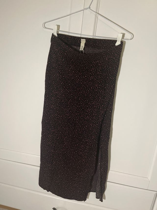 Falda larga negra con estampado rosa