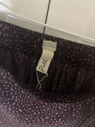 Falda larga negra con estampado rosa