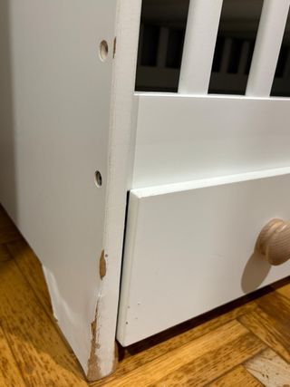 Cuna de bebé blanca con cajones de almacenaje