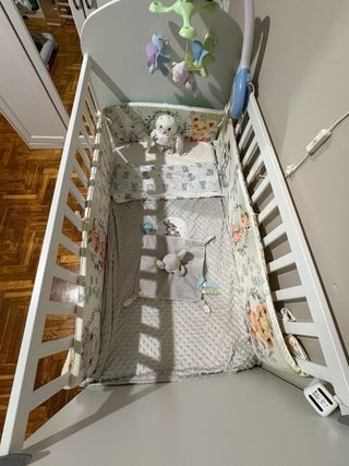 Cuna de bebé blanca con cajones de almacenaje