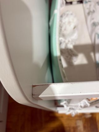 Cuna de bebé blanca con cajones de almacenaje