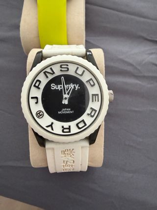 Dos relojes Superdry y billabong