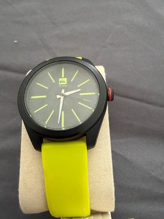 Dos relojes Superdry y billabong