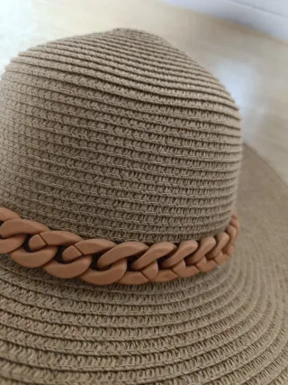 Sombrero de ala ancha beige con detalle naranja 