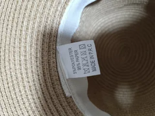 Sombrero de ala ancha beige con detalle naranja 