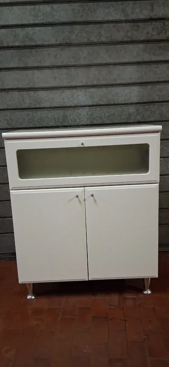 Mobiletto bianco con ante e vetrina