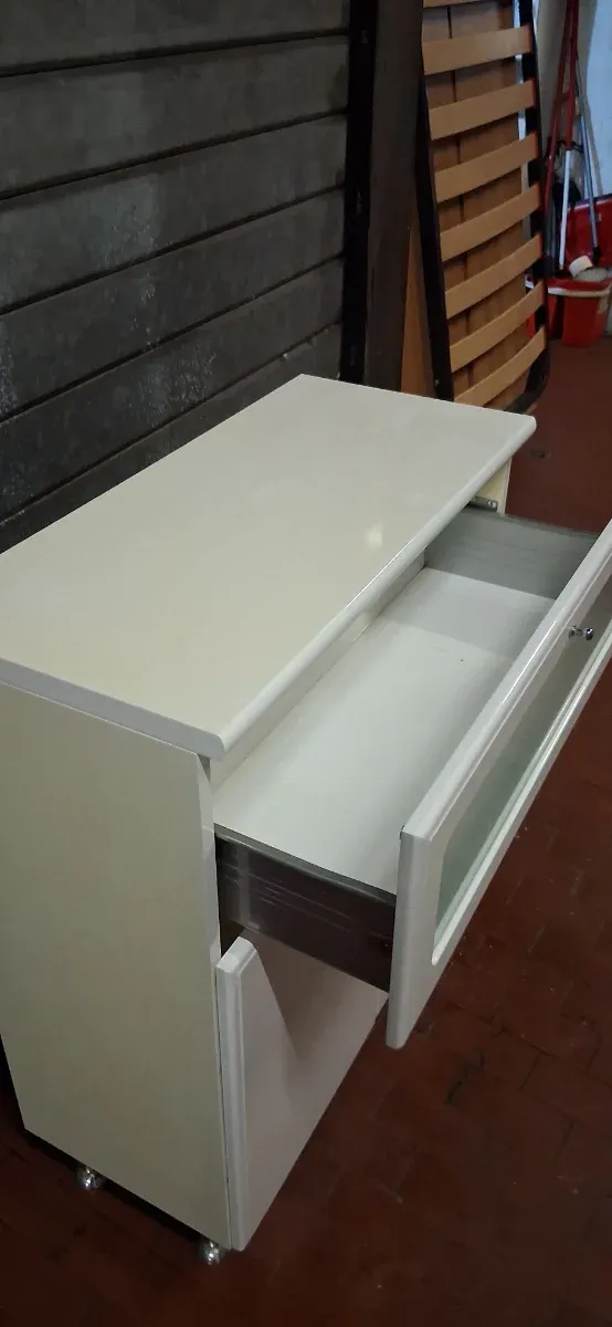 Mobiletto bianco con ante e vetrina