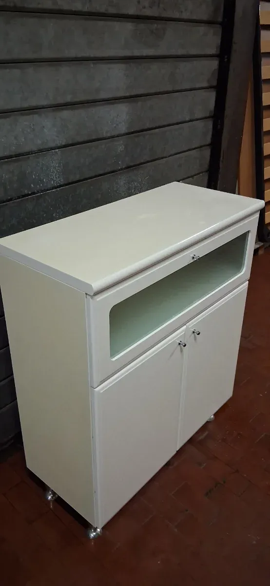 Mobiletto bianco con ante e vetrina