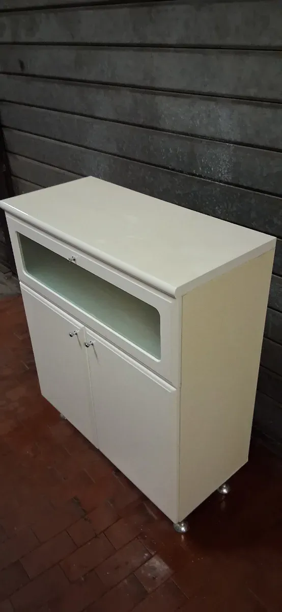 Mobiletto bianco con ante e vetrina