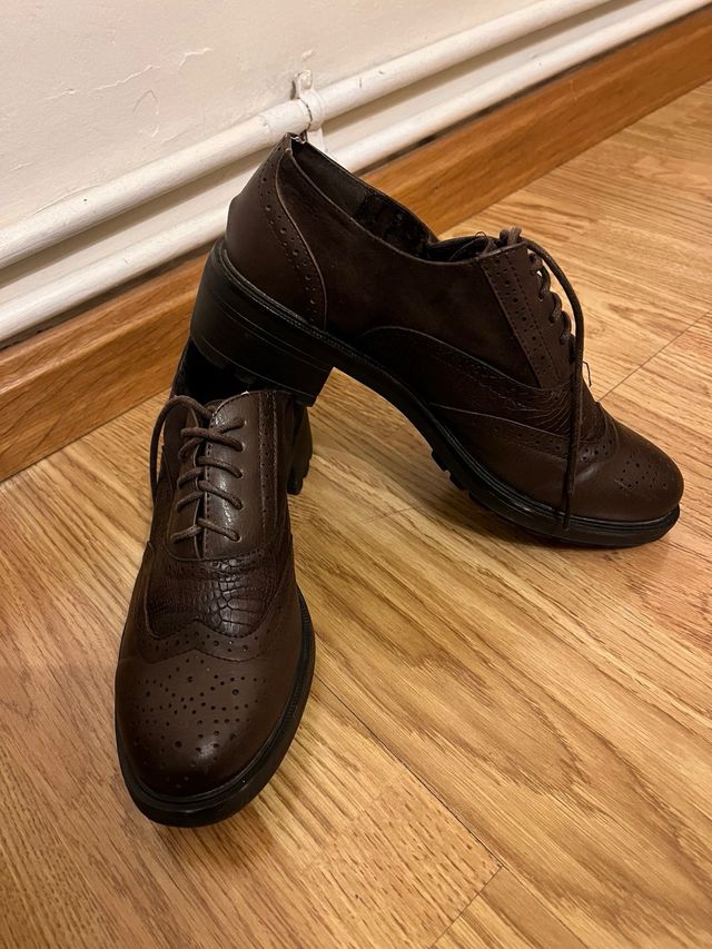 Zapatos marrones abotinados