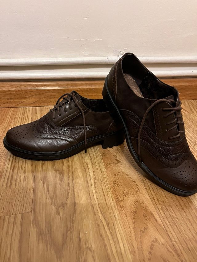 Zapatos marrones abotinados