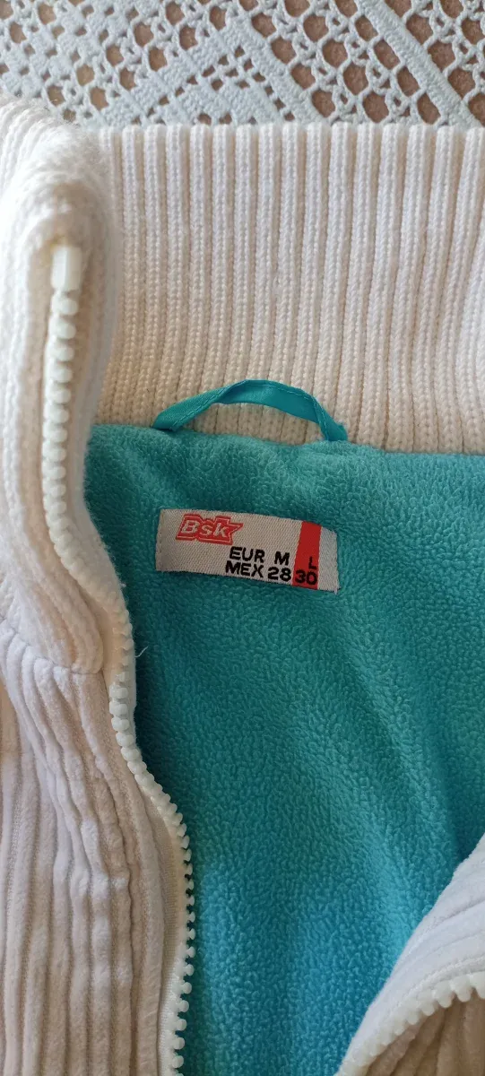 Chaleco de pana blanco y turquesa