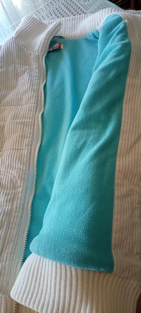 Chaleco de pana blanco y turquesa